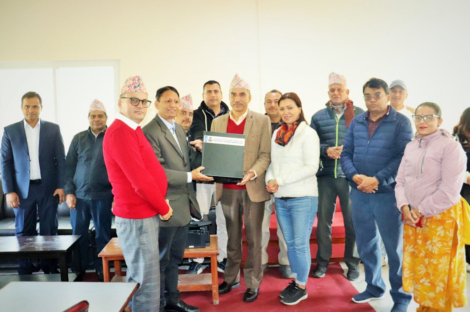 कास्की आदर्श समाजद्वारा अदालतलाई कम्प्युटर र प्रिन्टर हस्तान्तरण कास्की आदर्श समाजद्वारा अदालतलाई कम्प्युटर र प्रिन्टर हस्तान्तरण