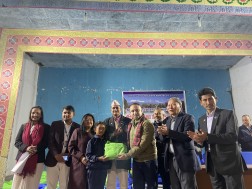 पोउवा संघले दियो ४४० जना विद्यार्थीलाई न्यानो कपडा र शैक्षिक सामग्री