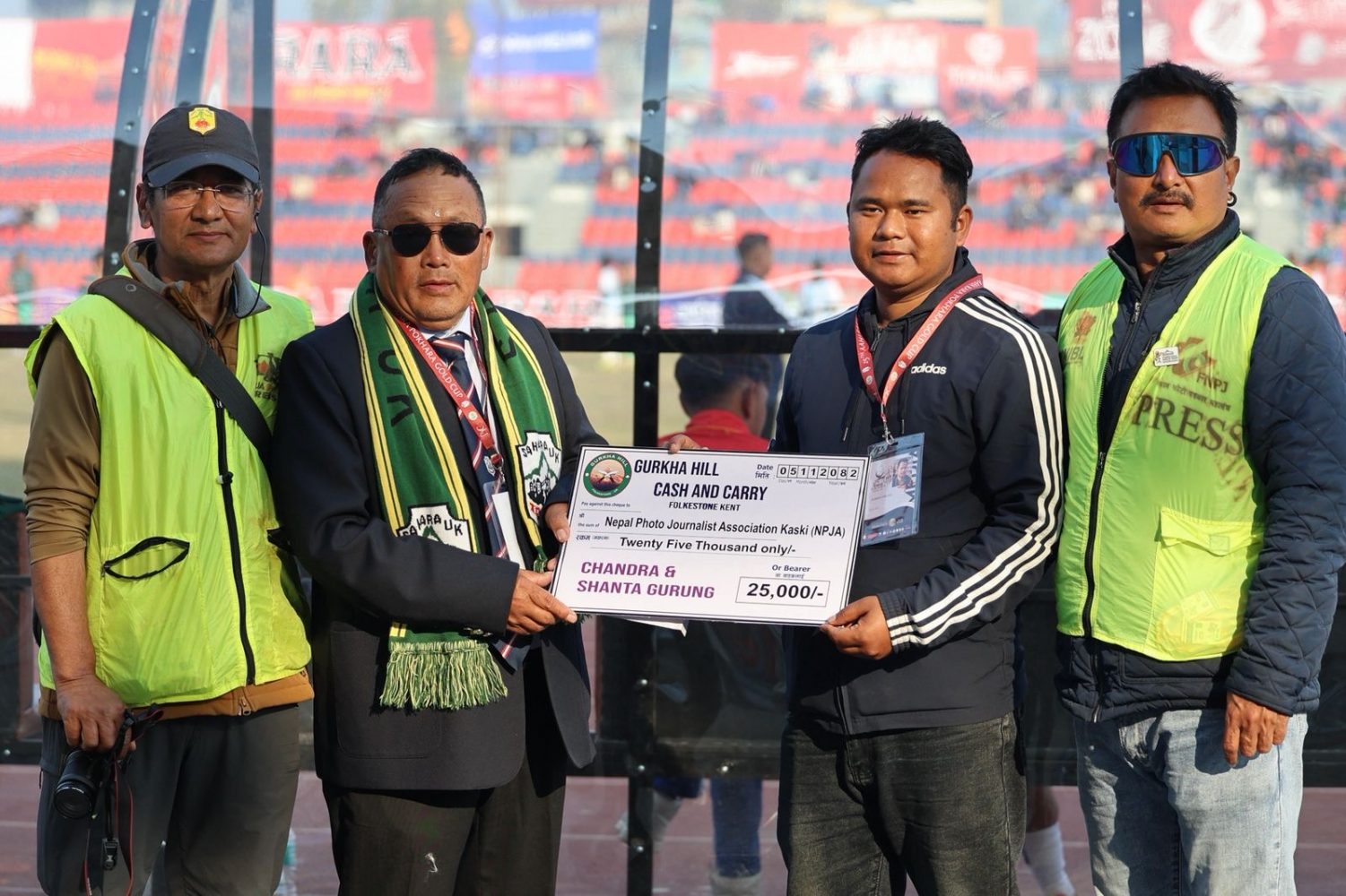 जन्मदिनको खर्च रकम फोटो पत्रकारलाई सहयोग