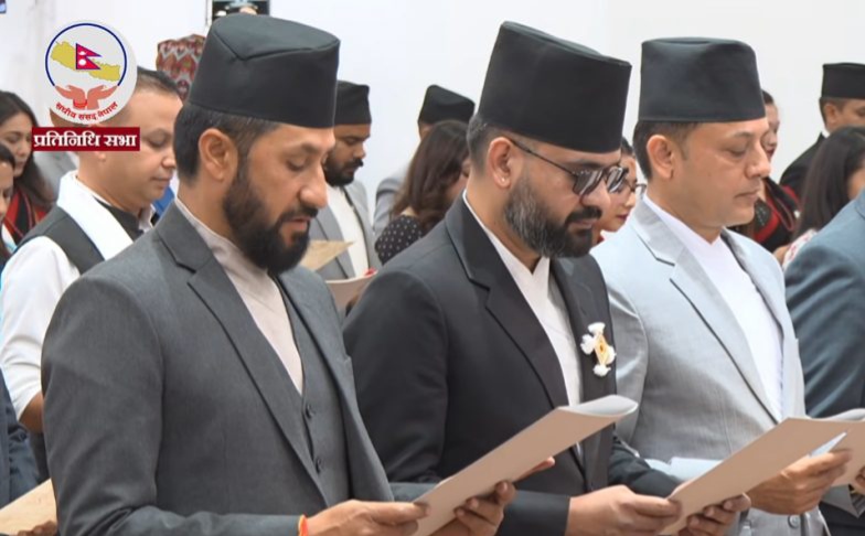 नवनिर्वाचित सांसदहरूको शपथ सम्पन्न, ६३ जनाले मातृभाषामा लिए शपथ