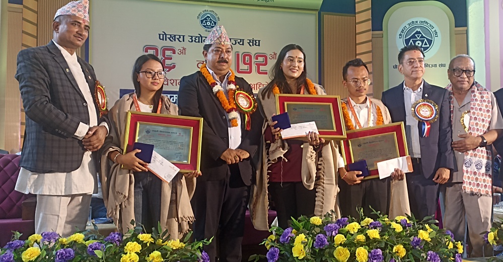 लक्ष्मी विद्यापदकबाट तीन विद्यार्थी सम्मानित